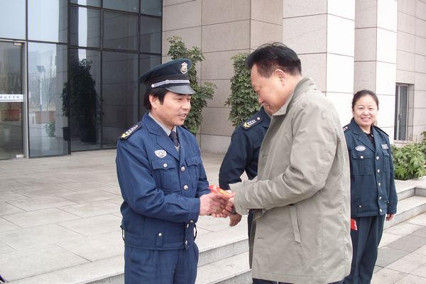 学院党委副书记、院长魏晓锋与保安亲切握手