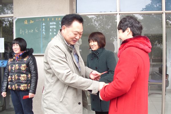 魏晓锋慰问宿舍管理人员