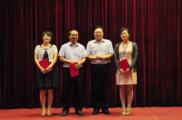 魏晓锋为首届教学名师、获奖先进颁奖(图为与教学名师合影留念)