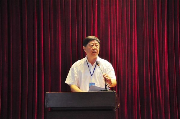 纪委书记盛建军宣读《2013年秋学期党政工作意见》