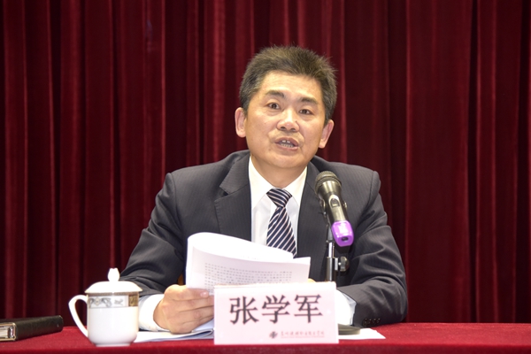 副院长张学军宣读《2015年学院党政工作总结》并作省示范建设工作情况专题汇报